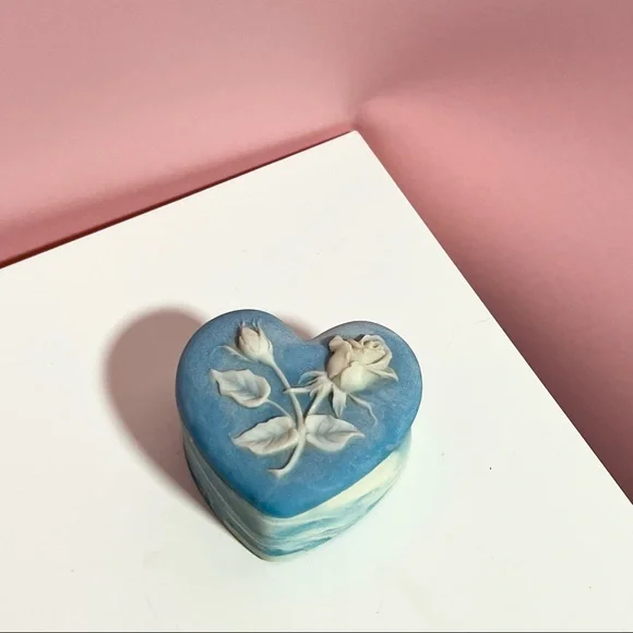 Vintage blue heart rose trinket box - Picture 3 of 5